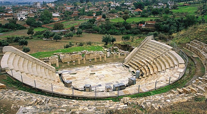 Các chuyên gia cho hay phần thân của bức tượng được cho được tìm thấy trước đó ở tòa nhà Bouleuterion tại Metropolis. Phần thân tượng có kích thước trùng khớp với đầu của pho tượng mới khai quật. Ảnh: AA.