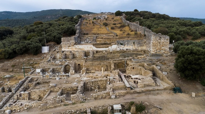 Thay vì khắc con ngươi, các nhà điêu khắc đã đặt những viên đá màu sắc để tạo ra đôi mắt sáng hơn, sống động hơn của bức tượng. Ảnh: DHA Photo/Müge Yarımbatman.