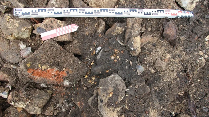 Cụ thể, trong quá trình khai quật, các nhà khảo cổ phát hiện một hố chứa những mảnh vỡ của một chiếc vại bằng gốm tráng men, được gọi là candyushka, bên trong có 409 đồng xu được đúc từ năm 1848 - 1911. Ảnh: Russian Academy of Sciences Institute of Archaeology.