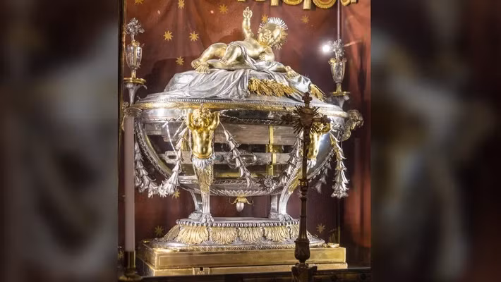 Vào khoảng năm 640, tộc trưởng Sophronius của Jerusalem đã gửi những thanh gỗ này đến Rome để Giáo hoàng Theodore I bảo vệ, sau khi người Hồi giáo chinh phục Jerusalem. Sophronius yêu cầu Giáo hoàng Theodore I bảo vệ những mảnh gỗ này khi khẳng định chúng là Chiếc nôi Thánh - nơi Chúa Jesus đã nằm sau khi sinh ra tại Bethlehem. Ảnh: Antoine Taveneaux/Wikimedia Commons (CC BY-SA 3.0).