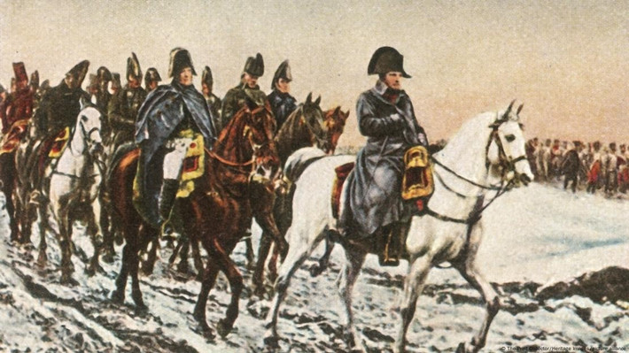 Cụ thể, nghiên cứu mới đăng trên tạp chí Current Biology của các nhà khoa học đã phát hiện ADN của 2 loại vi khuẩn gây bệnh trong hài cốt binh lính Pháp thiệt mạng khi rút lui khỏi Moscow cuối năm 1812. Ảnh: The Print Collector/Heritage Images/picture alliance.