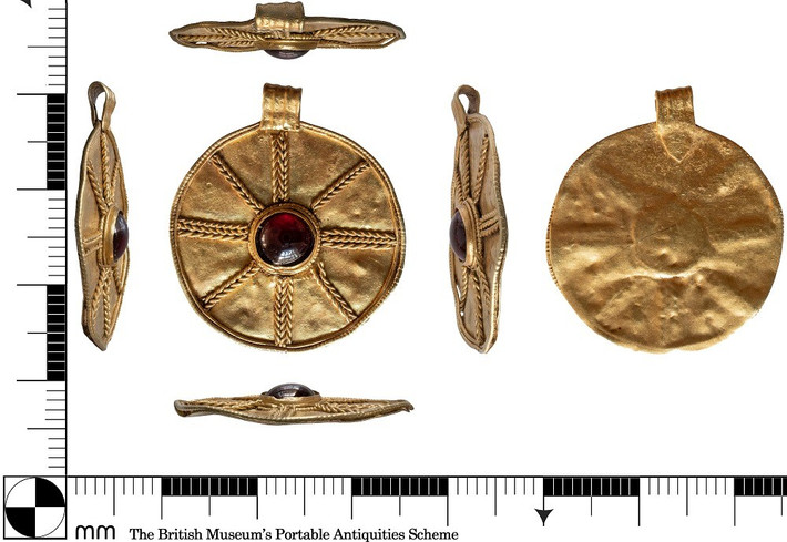 Theo đó, nhà khảo cổ học Lisa Brundle đã nghiên cứu những hiện vật quý hiếm trên. Trong nghiên cứu được công bố ngày 24/11 trên Tạp chí Khảo cổ học Oxford, ông cho biết "những mặt dây chuyền, khi được đeo như một bộ dây chuyền hoàn chỉnh, vô cùng khác thường". Ảnh: thehistoryblog.com.