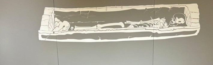 Bên trong chiếc quan tài, được tìm thấy trong một nghĩa trang lớn hơn gắn liền với văn hóa Wielbark có quan hệ với người Goth, là bộ hài cốt của một phụ nữ trưởng thành được chôn cất trên một tấm da bò cùng với một chiếc ghim bằng đồng, một chiếc vòng cổ bằng hạt thủy tinh và hổ phách, một đôi vòng tay bằng đồng. Ảnh: 2026 Chmiel-Chrzanowska et al., Archaeometry.