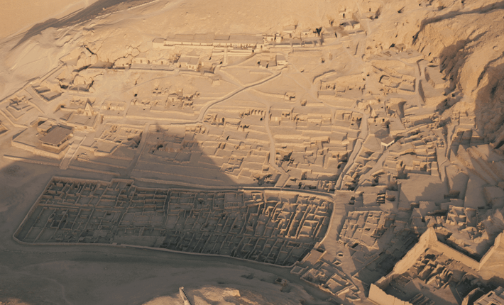 Theo nhóm nghiên cứu, ngôi mộ thuộc về một người đàn ông trung niên, được tìm thấy vào năm 2018 trong một dự án khảo sát khảo cổ học tại sa mạc Bayuda ở đông bắc Sudan. Ngôi mộ được các chuyên gia xác định có niên đại từ năm 2050 trước Công nguyên đến năm 1750 trước Công nguyên. Từ đây, họ suy đoán chủ nhân ngôi mộ có thể là cư dân của Vương quốc Kerma - một nền văn minh Nubia sơ khai nằm cạnh Ai Cập cổ đại. Ảnh: Canva | Indian Defence Review.