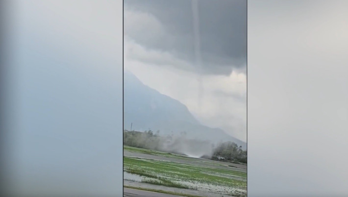 Sau khoảng hơn 10 phút, vòi rồng biến mất. Vị trí vòi rồng xuất hiện là khu vực đất trống trũng, có nhiều nước đọng, cách bờ biển khoảng 2 km nên không ghi nhận thiệt hại nào về người và tài sản. Ảnh cắt từ clip/Trần Quyết Thắng.