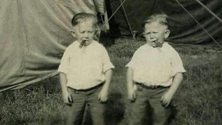 Chào đời tại Hungary vào năm 1901 hoặc 1902, Mike và Ike Matina là cặp song sinh thấp nhất thế giới. Họ cao khoảng 70 cm và làm công việc biểu diễn để kiếm sống. Ảnh: YouTube.