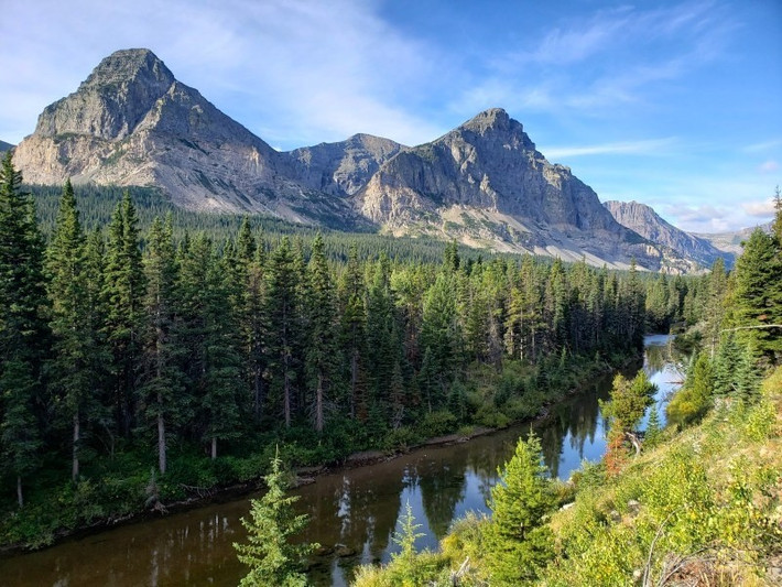 Đỉnh Triple Divide và Snow Dome cũng nằm trên những đường phân thủy lớn - ranh giới tự nhiên chia tách các lưu vực khác nhau. Đỉnh Triple Divide nằm trên Đường phân chia Laurentian ngăn cách vịnh Hudson ở phía Bắc và vịnh Mexico ở phía Nam. Ảnh: peaksandstreams.com.