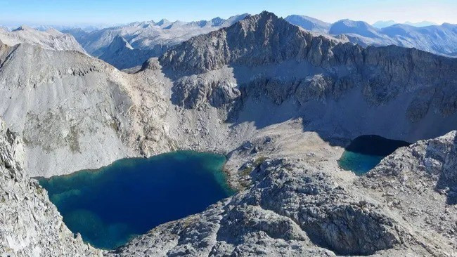 Là ngọn núi trong Công viên quốc gia Glacier ở bang Montana, Mỹ, đỉnh Triple Divide là nơi nước có thể đổ vào một trong 3 đại dương là: Thái Bình Dương, Đại Tây Dương hoặc Bắc Băng Dương. Đây là địa điểm duy nhất trên Trái đất nối giữa 3 đại dương thay vì 3 biển hoặc kết hợp biển và đại dương. Ảnh: Logic Images/Alamy.