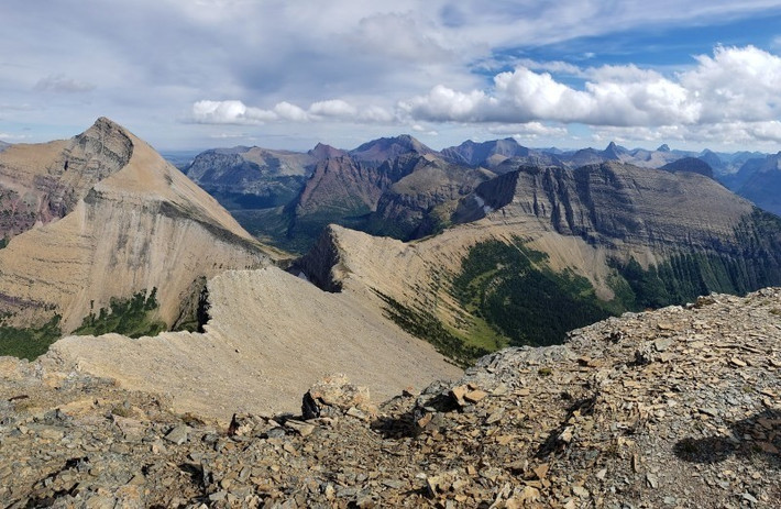 Cơ quan Thủy văn Quốc tế coi vịnh Hudson thuộc Bắc Băng Dương. Do vậy, đỉnh Triple Divide chảy nước vào 3 đại dương riêng biệt. Ảnh: peaksandstreams.com.