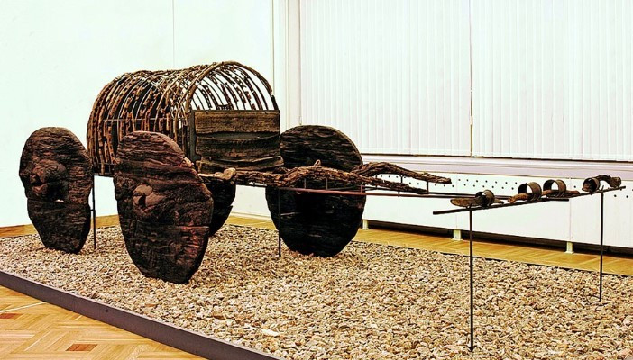 Chiếc xe Lchashen dài khoảng 2m. Mỗi bánh xe bằng gỗ được làm từ hai tấm gỗ ghép lại với nhau và cao tới 160 cm. Ảnh: phoenixtour.org.