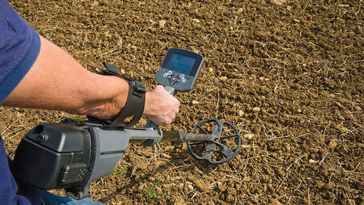 Dường như đã được bảo tồn trong lòng đất suốt 800 năm nhưng bức tượng Chúa Jesus trên có thể bị phá hủy bất cứ lúc nào nếu bị máy cày cày trúng. Ảnh: Mint Images/REX/Shutterstock.