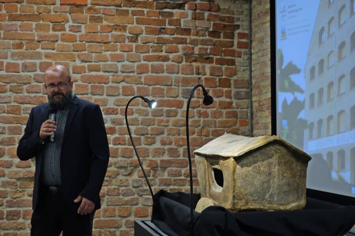 Các chuyên gia cho hay đây là bình đựng tro cốt có hình dáng giống ngôi nhà thứ 4 được tìm thấy ở Ba Lan kể từ sau Chiến tranh thế giới 2. Hiện vật này có niên đại từ thời Đồ sắt sớm, khoảng 2.600 năm trước. Kết quả kiểm tra của các chuyên gia cho thấy bên trong bình đựng tro cốt trên chứa hài cốt của ít nhất 4 người. Ảnh: Archaeological Museum in Gdańsk/Facebook.