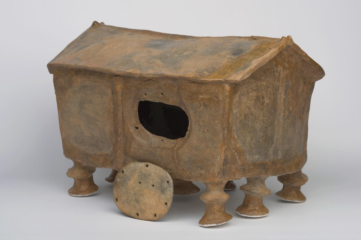 Bình đựng tro cốt có hình chữ nhật, cạnh dài và mái nghiêng khiến nó trông rất giống ngôi nhà. Hiện vật này có 9 chiếc chân và một cánh cửa tròn ở một cạnh dài. Ảnh: thehistoryblog.com.