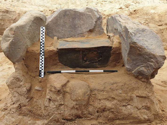 Theo một tuyên bố từ Bảo tàng Khảo cổ học ở Gdańsk, bình đựng tro cốt được tìm thấy trong một ngôi mộ được xây dựng từ những phiến đá xếp cẩn thận. Ảnh: Archaeological Museum in Gdańsk.