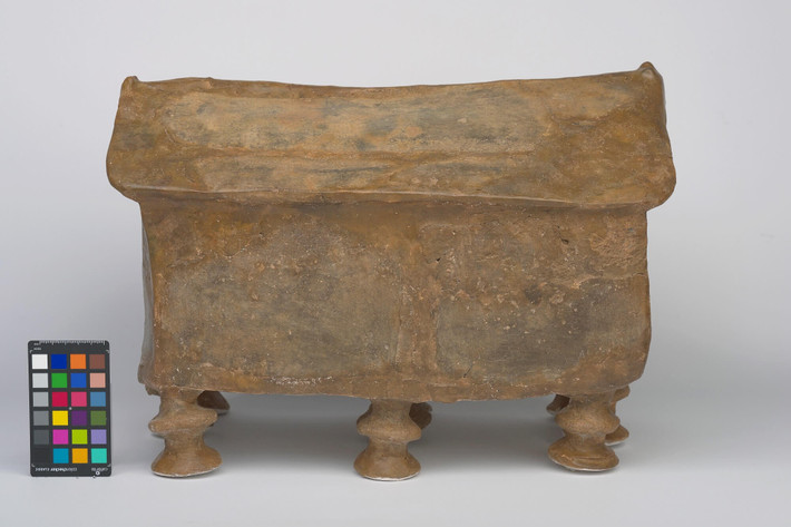 Trong đó, các chuyên gia đã xác định được hài cốt của một người đàn ông, một người phụ nữ, một đứa trẻ dưới 10 tuổi và một hoặc nhiều người khác chưa xác định được danh tính. Tất cả những thi hài này đều được hỏa thiêu. Tổng trọng lượng tro cốt đã hỏa táng trong bình là 3.175 gram. Ảnh: Lillyundfreya/CC BY-SA 3.0.