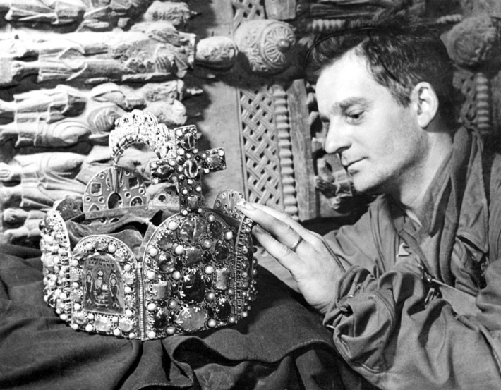 Vương miện đăng quang được nhiều hoàng đế La Mã Thần thánh sử dụng trong các lễ đăng quang trước khi đế quốc này sụp đổ vào năm 1806. Ảnh: Vintag.