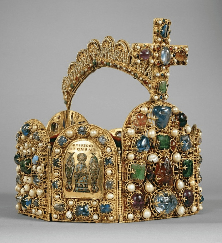 Quân đội Mỹ đã tiến hành chiến dịch tìm kiếm, thu hồi các bảo vật bị Đức quốc xã cướp bóc trong Chiến tranh thế giới 2. Trong khuôn khổ chiến dịch này, vương miện đăng quang cùng một số bảo vật khác được Mỹ thu hồi vào tháng 8/1945. Ảnh: reddit.