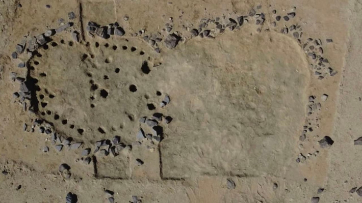 Cụ thể, trong ngôi mộ cổ trên, các nhà khảo cổ đã khai quật được một chiếc bình gốm chứa thực vật và gỗ cháy đen, xương động vật và các mảnh côn trùng. Tất cả những thứ này được nhóm nghiên cứu cho rằng là tàn tích của một nghi lễ tang lễ. Ảnh: Patryk Muntowski.