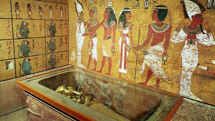 Theo các chuyên gia, đó là lớp nhựa được đổ lên lớp vải bọc xác ướp trong quá trình chôn cất để bảo vệ thi hài pharaoh Tutankhamun không bị phân hủy. Ảnh: Atelier Daynes Paris, National Geographic Creative.