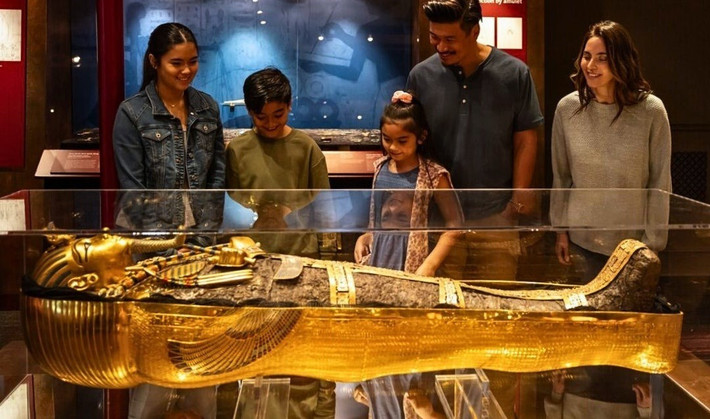 Nhằm đưa xác ướp pharaoh Tutankhamun ra khỏi quan tài, nhóm của nhà khảo cổ Howard Carter đã thử một số cách, bao gồm việc đặt cỗ quan tài dưới ánh nắng mặt trời. Tuy nhiên, nỗ lực này không thành công. Ảnh: biltmore.com.