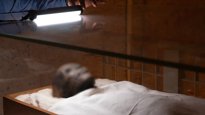 Trong số những khám phá nổi bật tại lăng mộ của pharaoh Tutankhamun, đáng chú ý là việc các chuyên gia tìm thấy cỗ quan tài 3 lớp chứa xác ướp của nhà vua Ai Cập. Ảnh: Soura Films.