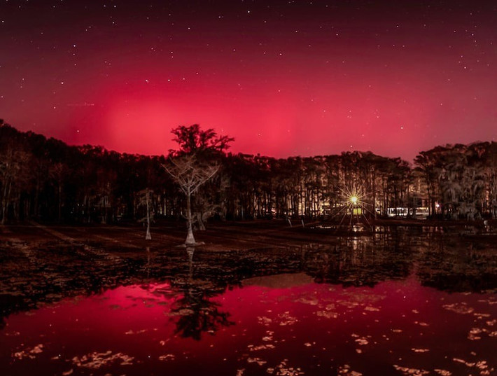 Shawn Dahl, điều phối viên dịch vụ tại Trung tâm Dự báo Thời tiết Vũ trụ ở Colorado cho biết màn trình diễn rực rỡ này dự kiến sẽ kéo dài gần như suốt đêm, đạt cường độ cực đại từ 7 - 10h tối (theo giờ miền Đông). Ảnh: Debra Ceravolo