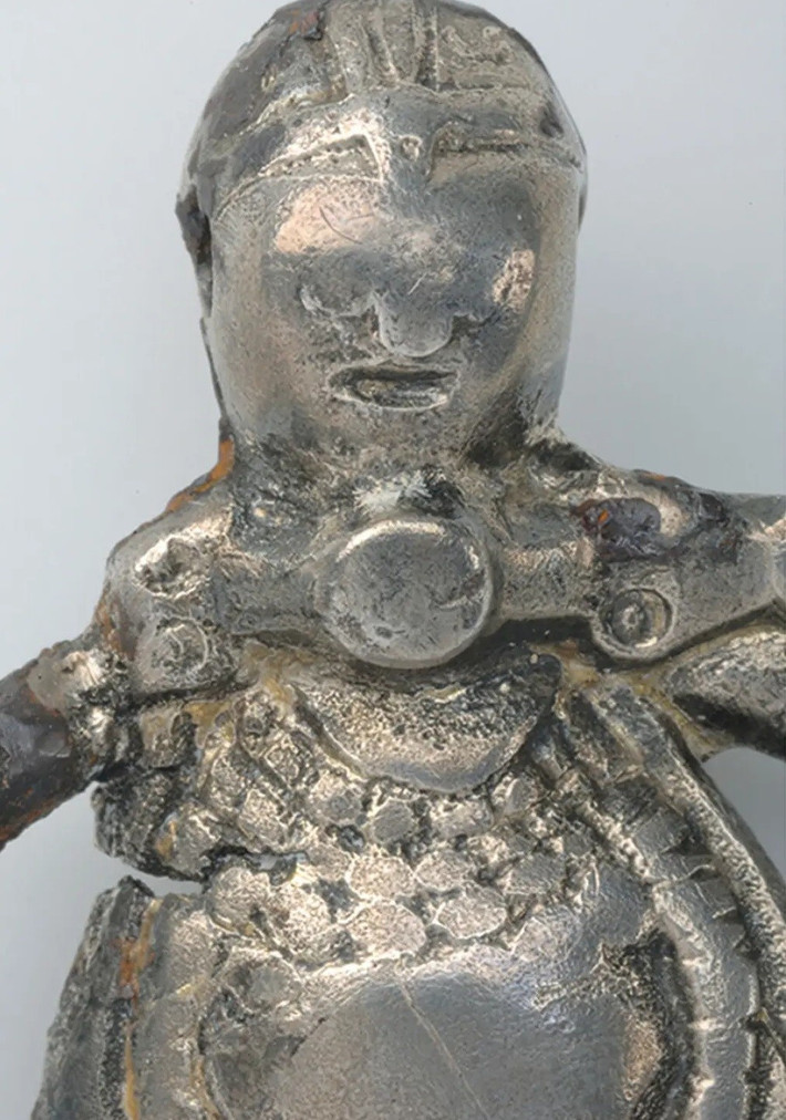 Theo kết quả kiểm tra niên đại, ngôi mộ có niên đại vào thế kỷ 10. Mặt dây chuyền có hình một phụ nữ Viking đang mang thai. Đây là hình ảnh duy nhất được biết đến về người Viking trong thời gian mang thai. Ảnh: National Historical Museums.