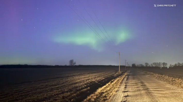 Hoạt động Mặt trời tăng khiến cực quang xuất hiện rực rỡ hơn khi các hạt năng lượng từ phun trào khối lượng vành nhật hoa ập đến từ trường Trái đất, tương tác với các khí trong khí quyển và tạo ra những dải sáng nhiều màu sắc trên bầu trời. Ảnh: abc11.com.