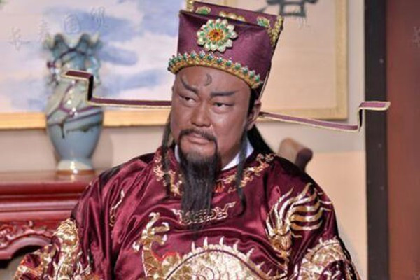 Trong suốt thời gian làm quan, Bao Công luôn giữ vững nguyên tắc "thanh liêm, chấp pháp nghiêm minh, không khiếp sợ quyền uy hay vị nể tư tình", xét xử các vụ án một cách công bằng, bất kể bị cáo là thường dân hay vương tôn quý tộc.