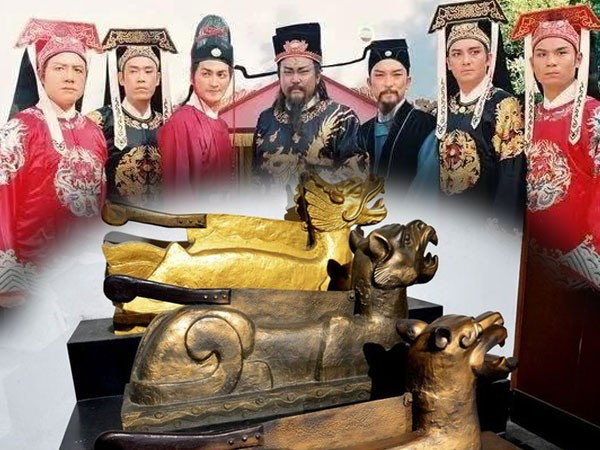 Trong nhiều bộ phim truyền hình và điện ảnh, hình ảnh Bao Thanh Thiên thăng đường xử án nhận được sự quan tâm lớn của công chúng. Thậm chí, một số người nghi ngờ rằng, Bao Công mặc quan phục trông giống long bào. Liệu sự thật của phải vậy?