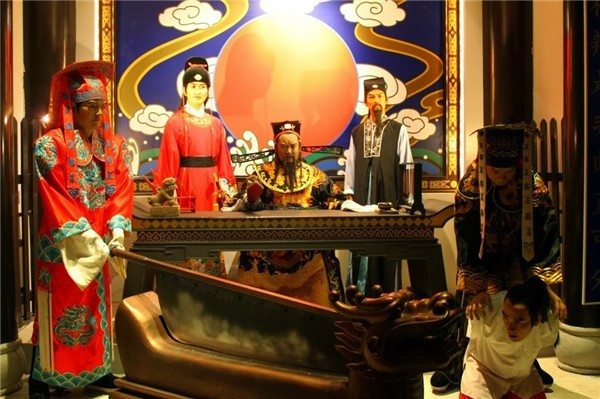 Trước sự việc này, các nhà nghiên cứu đã đưa ra lời giải. Vào thời phong kiến, long bào là trang phục dành riêng cho hoàng đế. Bất cứ ai ăn mặc không đúng bổn phận và quyền hạn đều có thể bị xử tội chém đầu.