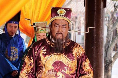 Nhờ tài năng xuất chúng, Bao Thanh Thiên từng đảm nhận các chức vụ: tòng nhị phẩm Xu Mật Viện phó sứ, Triều tán Đại phu, Cấp sự trung, Thượng Khinh xa Đô úy, tước Đông Hải quận Khai quốc Hầu, thực ấp 1800 hộ, thực hưởng 400 hộ, nhận tử sắc kim ngư đại ngự ban.