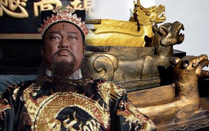 Họa tiết rồng trên long bào của hoàng đế là thăng long tức là hình đầu rồng hướng lên trên. Trong khi ấy, họa tiết trên mãng bào là giáng long, tức đầu rồng hướng xuống dưới.