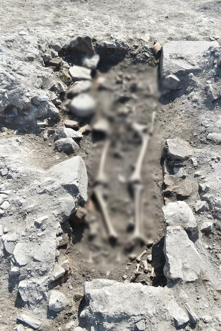 Sau khi khu chợ bị phá hủy, khu vực này vẫn tiếp tục được sử dụng. Các chuyên gia tiến hành khai quật và phát hiện những ngôi nhà nhỏ có lò sưởi, xưởng và một con đường được xây dựng trên con đường trước đó. Một số ngôi mộ không có đồ tùy táng cũng được tìm thấy và hiện được các chuyên gia phân tích carbon phóng xạ (C14) nhằm xác định niên đại với hy vọng sẽ có thể giải mã thêm những bí ẩn về lịch sử Aquileia. Ảnh: Fondazione Aquileia/Facebook.