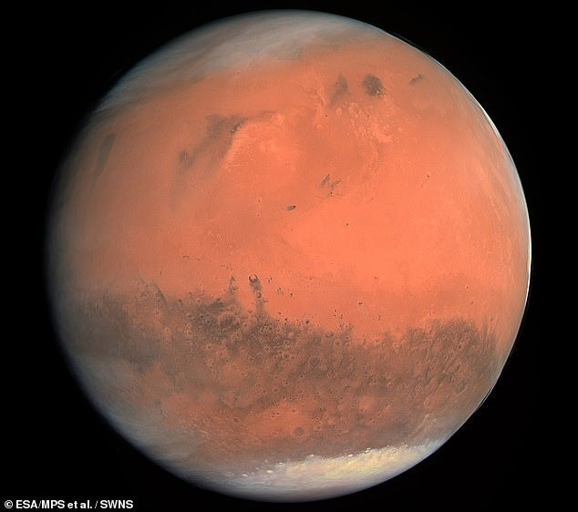 Mỗi ngày, đồng hồ trên sao Hỏa chạy nhanh hơn 477 micro giây so với đồng hồ trên Trái đất. Theo các nhà vật lý từ Viện Tiêu chuẩn và Công nghệ Quốc gia Hoa Kỳ (NIST), mặc dù con số 477 micro giây có vẻ nhỏ nhưng nó sẽ tạo ra những thay đổi lớn trong thời gian dài khi hành tinh đỏ sẽ di chuyển nhanh hơn Trái đất 1,7 giây sau mỗi thập kỷ. Ảnh: ESA/MPS et al./SWNS.