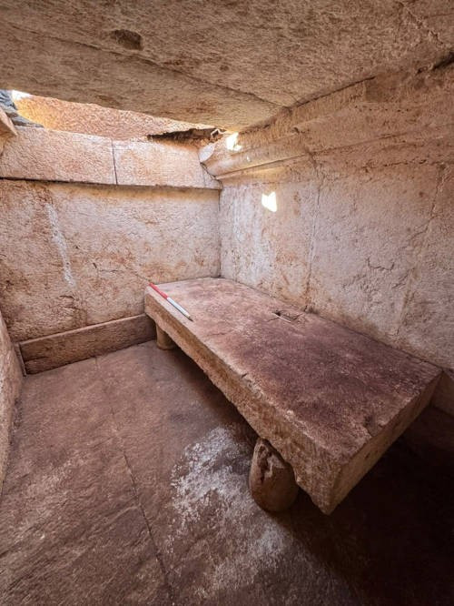 Theo các chuyên gia, đây là dòng chữ La Mã song ngữ đầu tiên được phát hiện ở vùng Dibra của Albania, cung cấp bằng chứng vô giá về sự dung hợp văn hóa và tôn giáo trong quá trình đế chế này bành trướng sang vùng Balkan. Ảnh: Blendi Gonxhja/MIA.