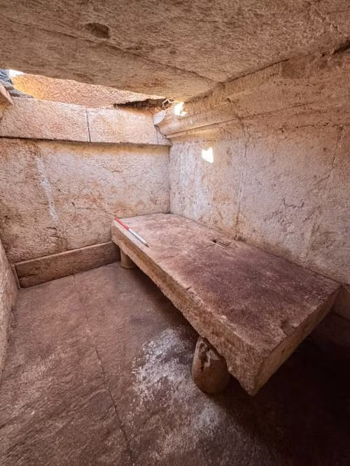 Theo các chuyên gia, đây là dòng chữ La Mã song ngữ đầu tiên được phát hiện ở vùng Dibra của Albania, cung cấp bằng chứng vô giá về sự dung hợp văn hóa và tôn giáo trong quá trình đế chế này bành trướng sang vùng Balkan. Ảnh: Blendi Gonxhja/MIA.