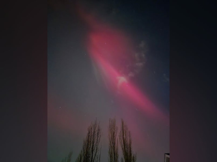 Nhà vật lý thiên văn người Canada, Tiến sĩ Jesse Rogerson, giải thích hiện tượng này xảy ra khi những đám mây proton và electron lớn phát ra từ Mặt trời bị cuốn vào từ trường của Trái đất và va vào bầu khí quyển. Ảnh: Kory Siegers/CBC.