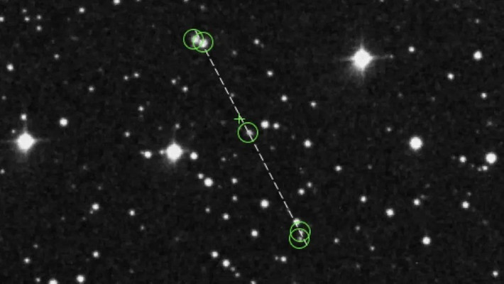 Để đi đến kết luận này, nhóm nghiên cứu tiến hành phân tích các bản số hóa của những tấm kính thiên văn, loại vật liệu được dùng để ghi lại hình ảnh bầu trời đêm, trong cuộc khảo sát bầu trời đêm từ năm 1949 - 1957. Ảnh: Beatriz Villarroel et al 2025/CC BY 4.0 (DOI 10.1088/1538-3873/ae0afe).