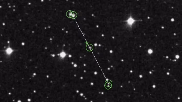 Để đi đến kết luận này, nhóm nghiên cứu tiến hành phân tích các bản số hóa của những tấm kính thiên văn, loại vật liệu được dùng để ghi lại hình ảnh bầu trời đêm, trong cuộc khảo sát bầu trời đêm từ năm 1949 - 1957. Ảnh: Beatriz Villarroel et al 2025/CC BY 4.0 (DOI 10.1088/1538-3873/ae0afe).