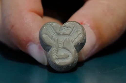 Nằm ở quận Meram, cách trung tâm thành phố Konya chỉ bảy km về phía đông nam, Karahöyük rộng khoảng 30 ha. Những cuộc khai quật tại đây đã dần hé lộ những bí mật về cuộc sống người dân thời Đồ đồng kể từ cuộc khai quật đầu tiên tiến hành vào năm 1953 dưới sự chỉ đạo của Giáo sư Tiến sĩ Sedat Alp. Ảnh: DHA/Screenshot.