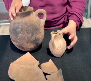 Những khám phá trên được Phó Giáo sư Tiến sĩ Gonca Dardeniz Arıkan đến từ Đại học Istanbul và các thành viên trong nhóm thực hiện. Họ đã tìm được những thông tin hữu ích giúp giải mã đời sống thường nhật, các hoạt động tôn giáo và hệ thống hành chính của các nền văn minh cổ đại từng phát triển rực rỡ tại nơi ngày nay là khu vực Konya của Thổ Nhĩ Kỳ. Ảnh: YouTube Screenshot.