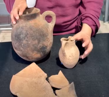 Những khám phá trên được Phó Giáo sư Tiến sĩ Gonca Dardeniz Arıkan đến từ Đại học Istanbul và các thành viên trong nhóm thực hiện. Họ đã tìm được những thông tin hữu ích giúp giải mã đời sống thường nhật, các hoạt động tôn giáo và hệ thống hành chính của các nền văn minh cổ đại từng phát triển rực rỡ tại nơi ngày nay là khu vực Konya của Thổ Nhĩ Kỳ. Ảnh: YouTube Screenshot.