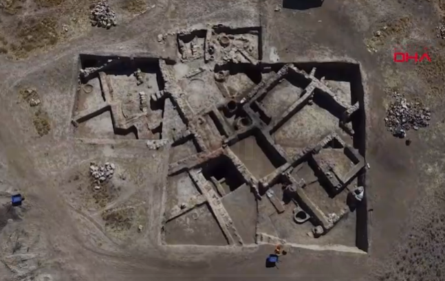 Theo giới nghiên cứu, những phát hiện trên đại diện cho các giai đoạn khác nhau trong lịch sử phong phú của khu định cư cổ đại tại địa điểm này. Ảnh: Screenshot.