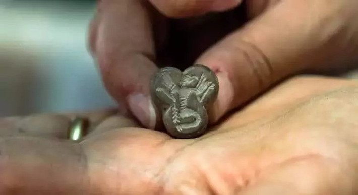 Theo Tiến sĩ Arıkan, bộ đồ ăn được tìm thấy bên cạnh các ngôi mộ hỏa táng và một bàn thờ trong cùng một tòa nhà công cộng, làm nổi bật mối liên hệ giữa các hoạt động thường ngày và tín ngưỡng tâm linh. Ảnh: DHA.