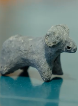 Các chuyên gia thông tin Karahöyük chứa 27 tầng văn hóa trải dài từ thời Đồ đá mới đến thời Đồ đồng muộn. Theo đó, nơi đây trở thành một trong những khu vực khảo cổ quan trọng nhất của Anatolia. Ảnh: DHA/Screenshot.