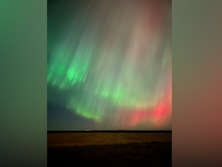 Những luồng sáng này, còn được gọi là cực quang phương Bắc, có thể nhìn thấy ở những nơi xa hơn về phía Nam như New Mexico và Texas. Ảnh: Submitted by Dexter James.
