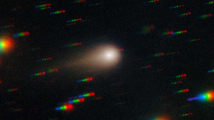 Trong trường hợp của vật thể liên sao 3I/Atlas, hình học quan sát khiến vạch OH xuất hiện dưới dạng hấp thụ thay vì phát xạ. Ảnh: International Gemini Observatory et al.; full credit below.