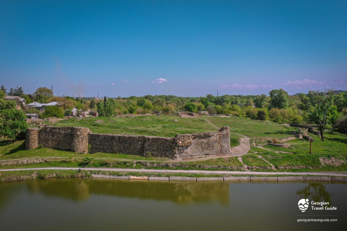 Trong quá trình khai quật, các chuyên gia đã tìm thấy nhiều hiện vật cổ xưa, đáng chú ý nhất là mũ sắt và áo giáp xích. Ảnh: eurasia.travel.