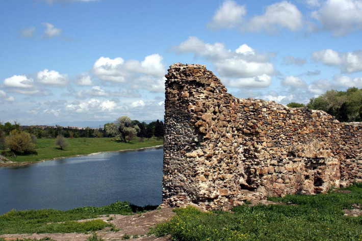 Hai hiện vật trên cho thấy chúng do những người thợ có tay nghề cao tạo ra. Chúng có thể thuộc về một người lính tinh nhuệ, thậm chí thuộc về một vị chỉ huy đóng quân tại pháo đài Rustavi. Ảnh: eurasia.travel.